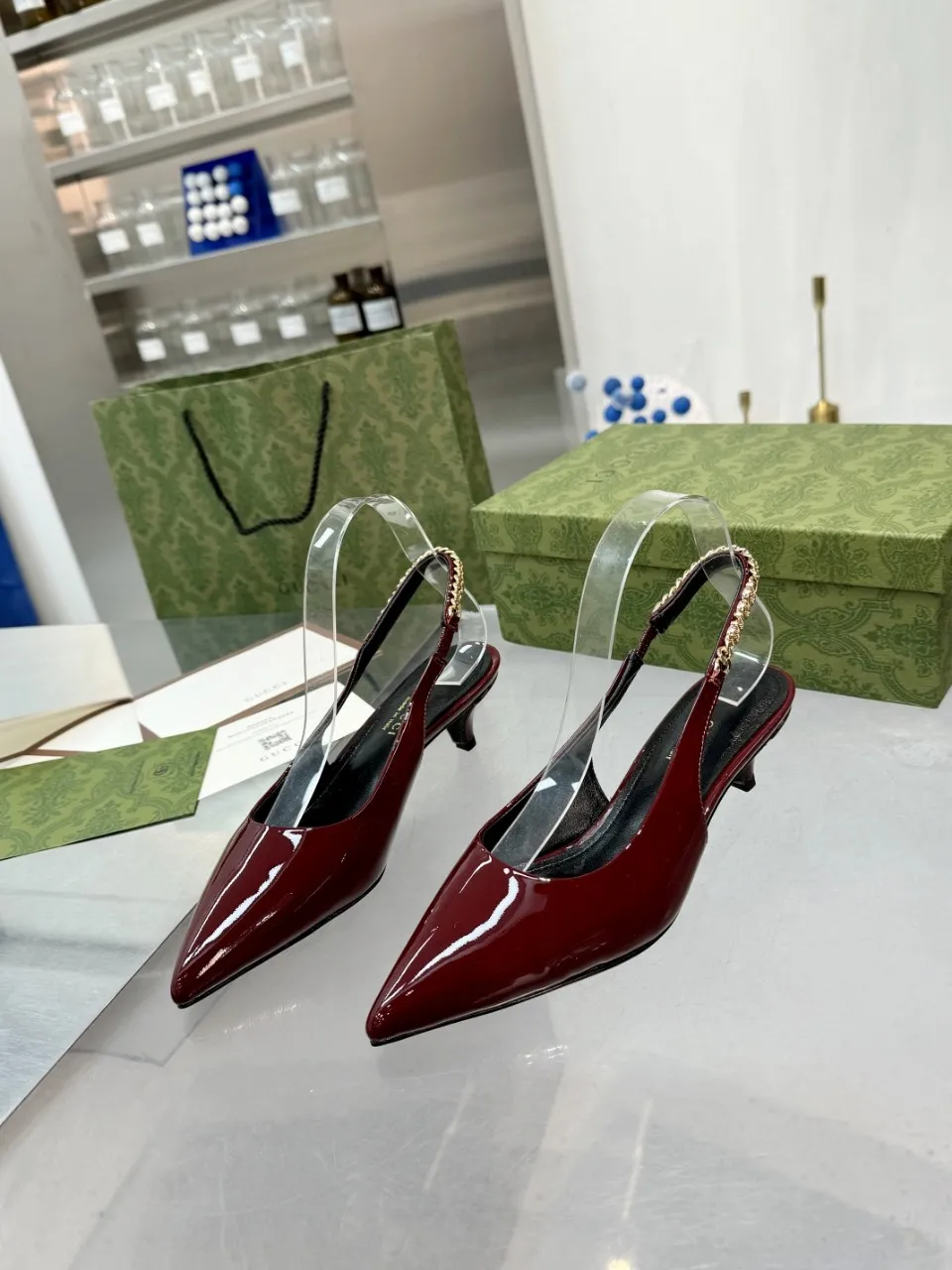 👟👟Ex-factory price 440👟👟 (genuine leather sole +40) Gucci Signoria pumps are named after the central square of Florence, recreating the classic and elegant style of the birthplace of the brand. Combining shiny patent leather with a pointed toe, these shoes are embellished with Gucci's signature chain, adding a stylish edge to your new season wardrobe. Upper: Made of first-layer imported patent cowhide/sheepskin lining. Outsole: rubber non-slip outsole/genuine leather outsole. Size: 35-42 (34/41 42 customized, non-refundable)